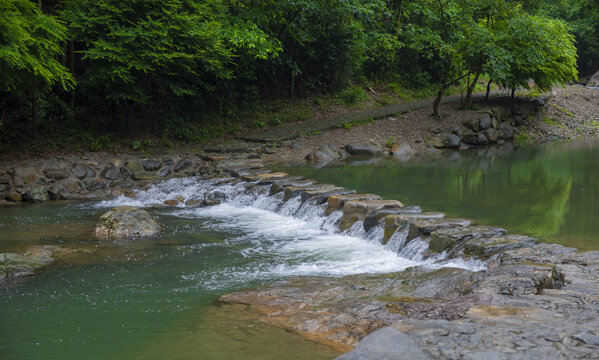 山涧溪流