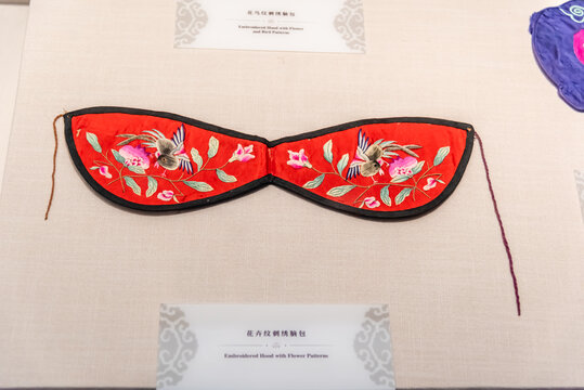 中国花卉纹刺绣脑包