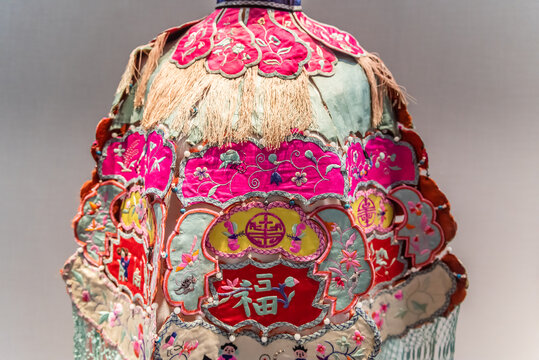 中国福寿纹刺绣云肩