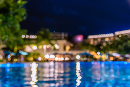 朦胧的三亚酒店泳池夜景