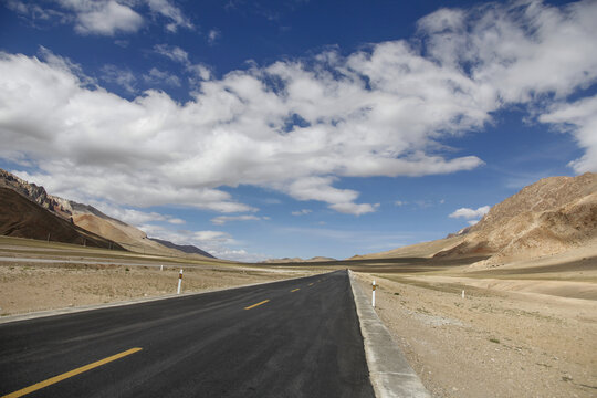 沙漠上全新的柏油公路