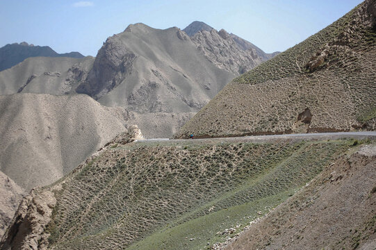 新藏线崎岖的山路