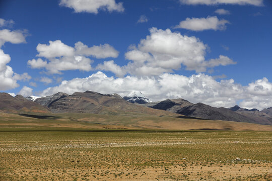 新藏线宽广的草原