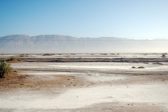 新藏线干旱的沙漠地带