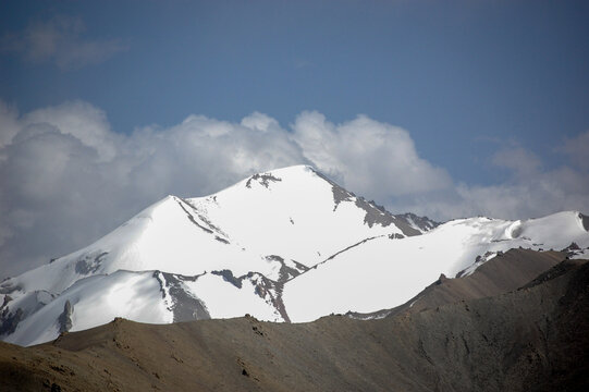 一座壮丽的雪山山顶