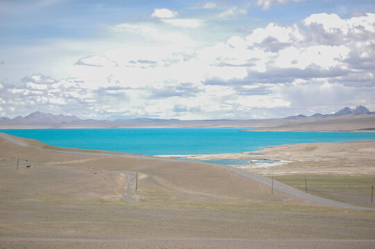 沙漠上蓝色的湖泊