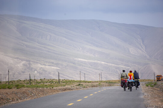 骑行在新藏公路上