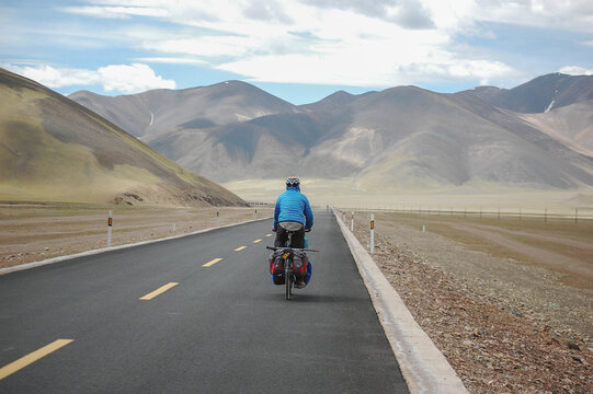 骑行在新藏公路