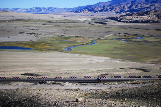 新藏公路旁的草原和河流