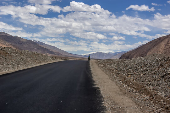 通往雪山的新藏公路
