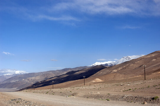 新藏线的雪山和高原草甸