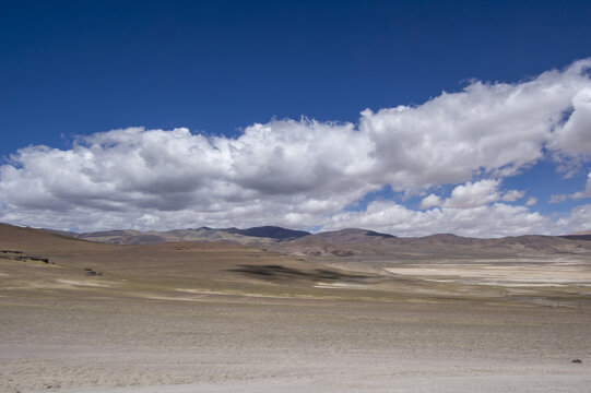 新藏线沙漠干旱地区风景图
