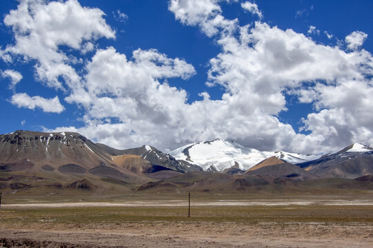 远处壮丽的雪山风景图