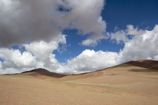 新藏线宁静的红色大山