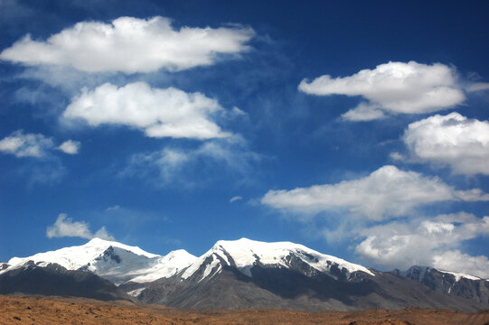 帕米尔高原的壮丽雪山