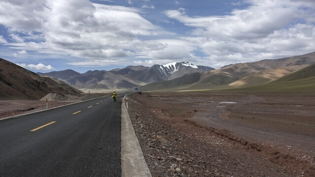 一条全新的柏油公路通向山脚下