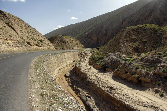 新藏线崎岖的公路
