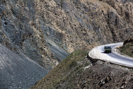 正在修建的新藏公路