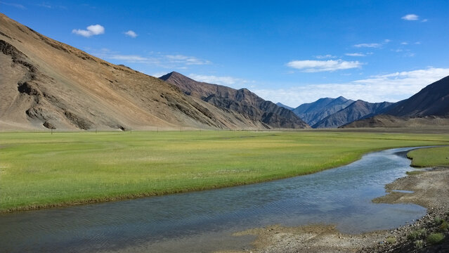 新藏线一条宁静的河流