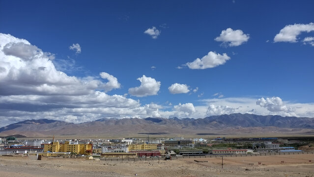 新藏线宁静的小城镇