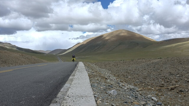 新藏线上的柏油公路
