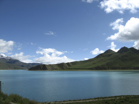 山脚下蓝色的羊卓雍湖