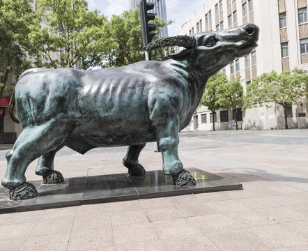 中国天津金融博物馆大牛雕像