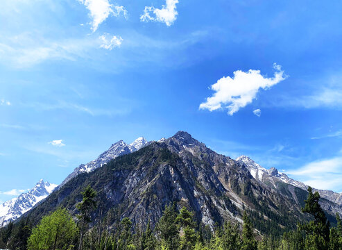 蓝天白云大山