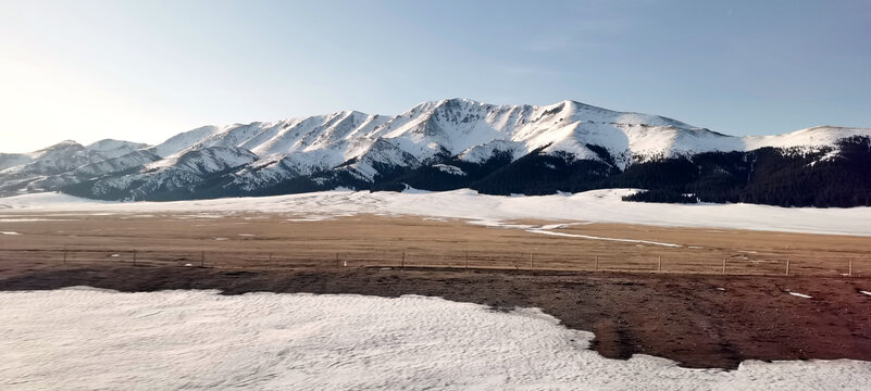 天山雪景