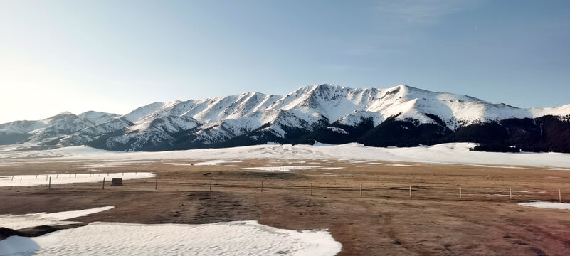 天山雪景