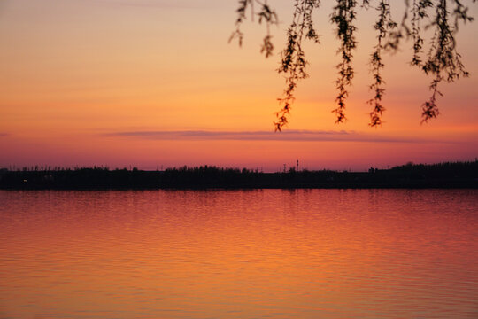 黄昏时湖边的金色晚霞