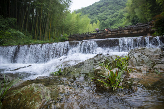 山间溪流