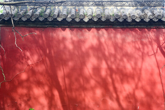 古建筑围红墙树影
