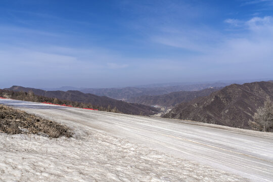 山顶的雪路