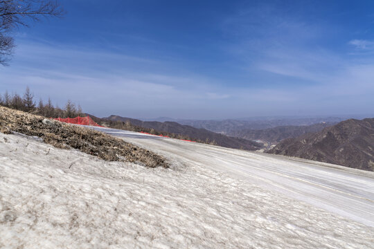 山顶的雪路