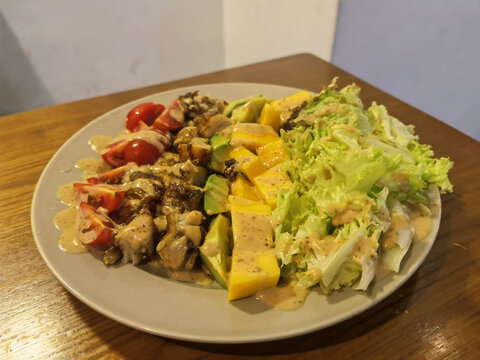 牛油果芒果鸡胸肉沙拉