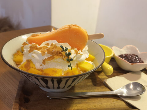 芒果冰淇淋雪糕甜品冰沙