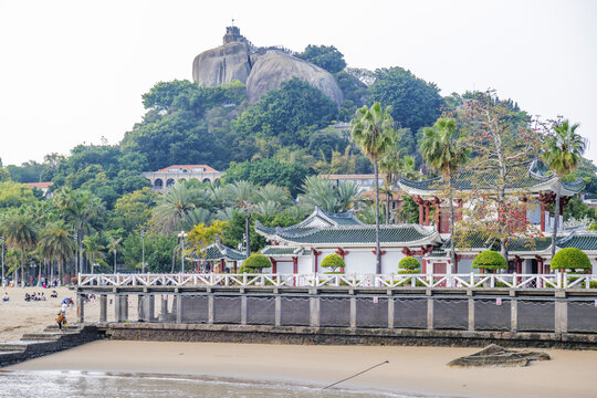 菽庄花园建筑群与日光岩山峰