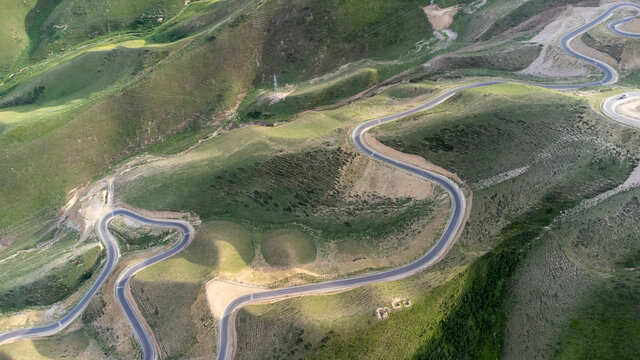 大草原上蜿蜒的公路