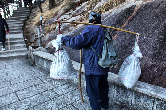 黄山挑山工