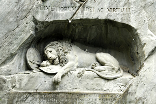 瑞士马克吐温笔下的哀伤狮子