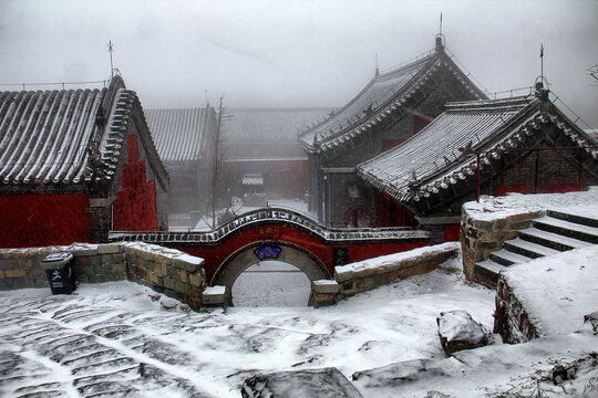 泰山山顶雪景