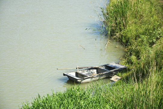湖边木船