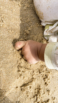 小手玩沙子