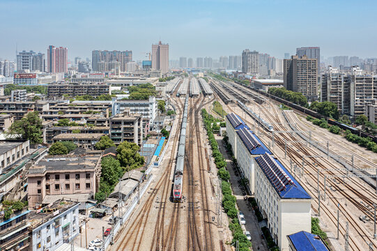 京广铁路旅客列车驶出长沙站