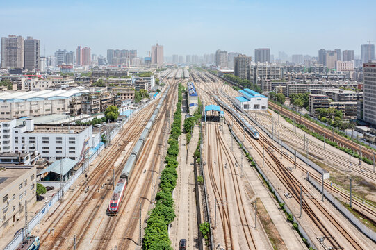 京广铁路旅客列车驶出长沙站