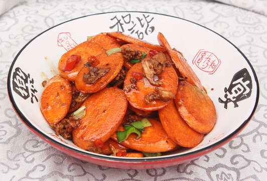 斜刀红萝卜炒肉