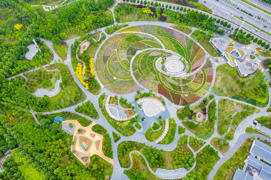 航拍郑州月季花海螺旋形植物园