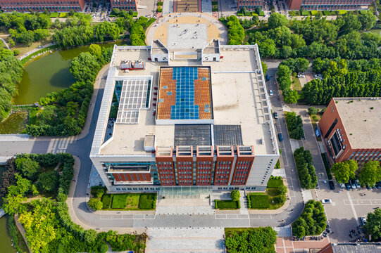航拍郑州轻工业大学图书馆大楼