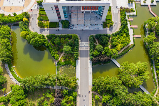 航拍郑州轻工业大学图书馆池塘
